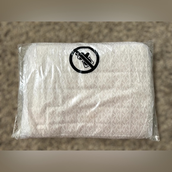 Michael Kors Mackbook/Ipad Case - Picture 3 of 5